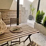 Hotel apartamentowy Center With Pool