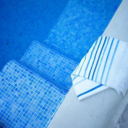 Center With Pool 4* Ρόντα